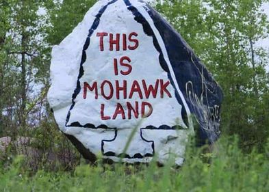 [Translate to Französisch:] Stein mit der Inschrift "This is Mohawk Land.