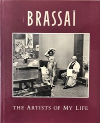 Rotes Buchcover. In Druckbuchstaben steht oben mittig Brassai. Darunter ist ein schwarz-weißes Bild von einem Atelier zu sehen, wo der Künstler mit einem posierenden Modell sitzt. Unter dem Foto steht der Titel des Buches "The Artists of my life"