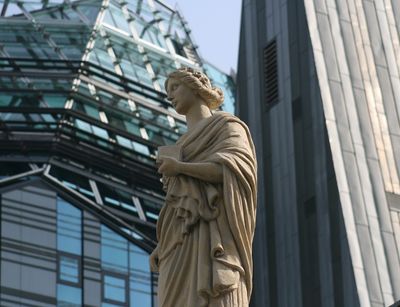 Blick von unten auf eine Statue des Schinkeltors am Augustusplatz Campus