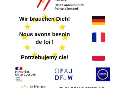 DFKR: Wir brauchen dich Auf weißem Grund sind die Sterne der Europa Flagge zu sehen. Davor ein Schriftzug Wir brauchen Dich (übersetzt auf Französisch und English). Darunter sind die Logos der Sponsoren aufgeführt, DFJW, Französisches Kulturministerium, Stiftung Genshagen, BHF Bank Stiftung, Fondation Hipocrene. Rechts sind die deutsche, französische und polnische Flagge zu sehen.