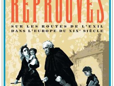 Abbildung des Buchdeckels des Buches "Les Réprouvés. Sur les routes de l'exil dans l'Europe du XIXème siècle." Auf gelbem Grund ist "Réprouvés" in orangenen Großbuchstaben abgedruckt. Unter dem Untertitel sind zwei Erwachsene schwarz-weiße Gestalten zu erkennen, eine Frau mit Kleinkind im Arm, ein Mann mit Violine in der linken Hand und ein Junge, der am Stock hinter ihnen geht. 