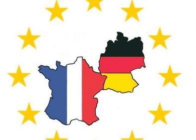 Logo des DFSJ, geographische Karte Frankreichs in Blau-Weiß-Rot neben geographischer Karte Deutschland in Schwarz-Rot-Gold, darum ein Kreis goldener Sterne
