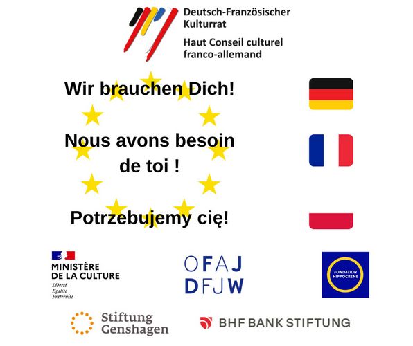 Auf weißem Grund sind die Sterne der Europa Flagge zu sehen. Davor ein Schriftzug Wir brauchen Dich (übersetzt auf Französisch und English). Darunter sind die Logos der Sponsoren aufgeführt, DFJW, Französisches Kulturministerium, Stiftung Genshagen, BHF Bank Stiftung, Fondation Hipocrene. Rechts sind die deutsche, französische und polnische Flagge zu sehen. 