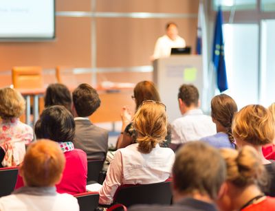 Foto einer Konferenz.