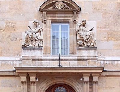 Eingang der ENS in Paris.