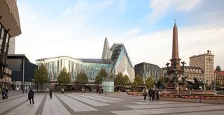 Blick auf den Campus am Augustusplatz. Das Gewandhaus ragt links heraus, dann erstreckt sich das Paulinum über das Bild. Der Mendebrunnen schließt das Bild rechts ab.